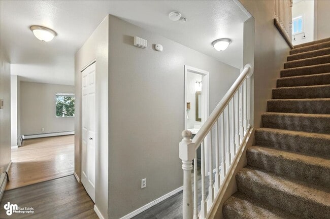 Building Photo - Spacious Palmer Home!