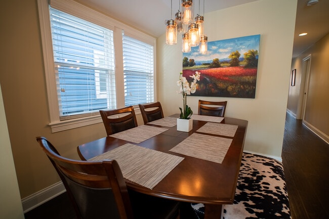 Building Photo - 3538 N Hoyne Ave