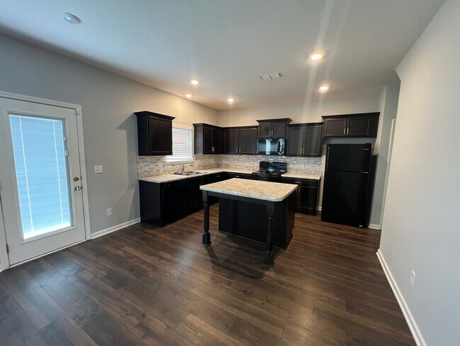 Building Photo - Gorgeous 3 BR 2.5 Bath Home in Cantrell Fa...