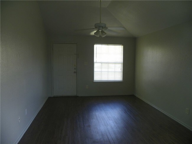 Foto del edificio - 2221 Creekside Ln