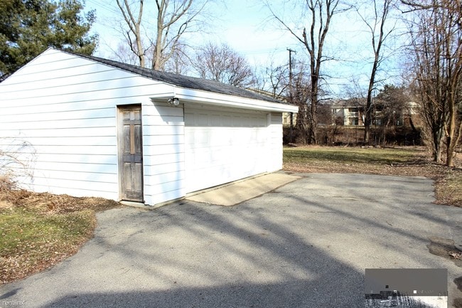 Building Photo - 3 br, 1.5 bath House - 1133 E Lake Dr