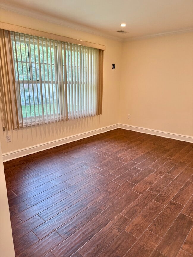 Building Photo - 267 Weed Ave