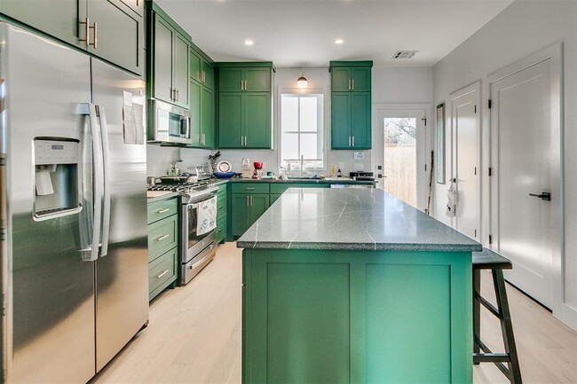 Building Photo - 1056 Hangar Dr