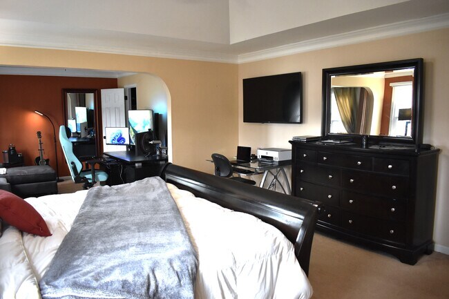 Dormitorio principal - TV - 2103 Chatou Pl NW