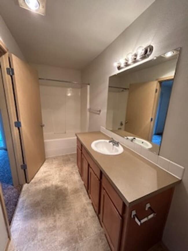 Building Photo - 3 Story ~ 3 Bed/3 Bath Condo in Parkview V...