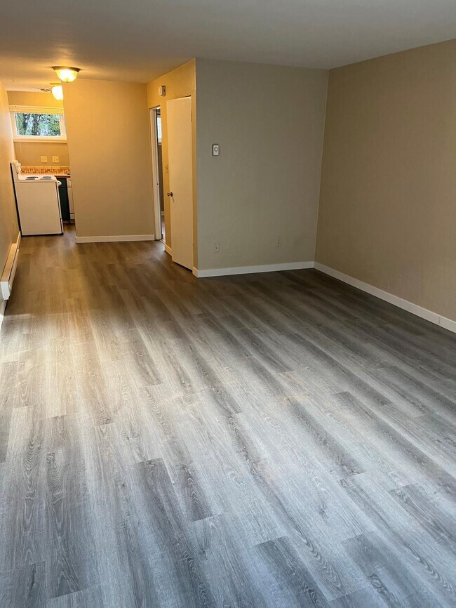 Building Photo - Chamboard Apartments - 1 bedroom