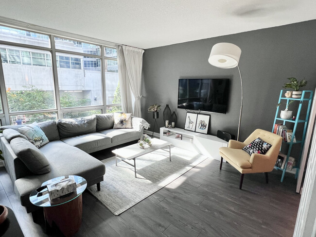 Living Room - 350 Wellington St W