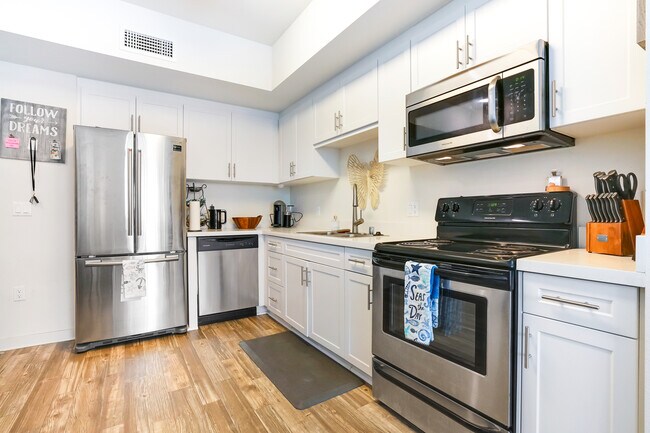 Foto del edificio - 12656 Bluff Creek Dr