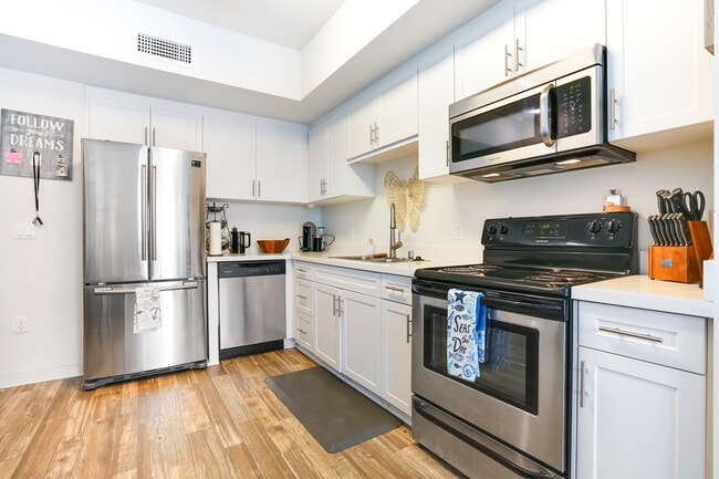 Building Photo - 12656 Bluff Creek Dr
