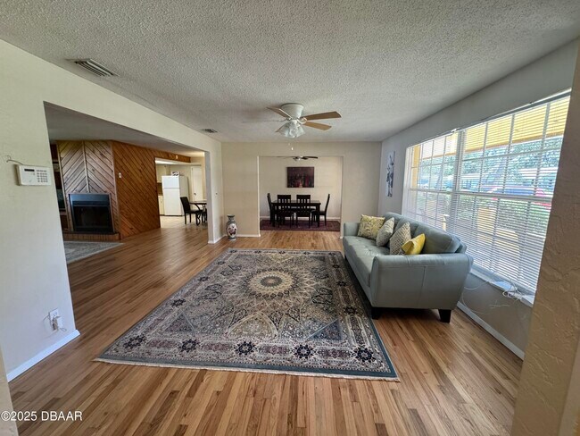 Foto del edificio - 730 Lindenwood Cir E