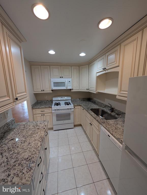 Foto del edificio - 5964 Westchester Park Dr