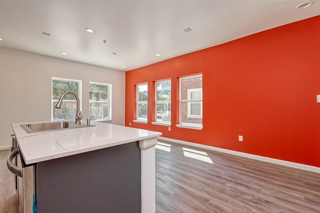 Building Photo - 1924 Calumet St