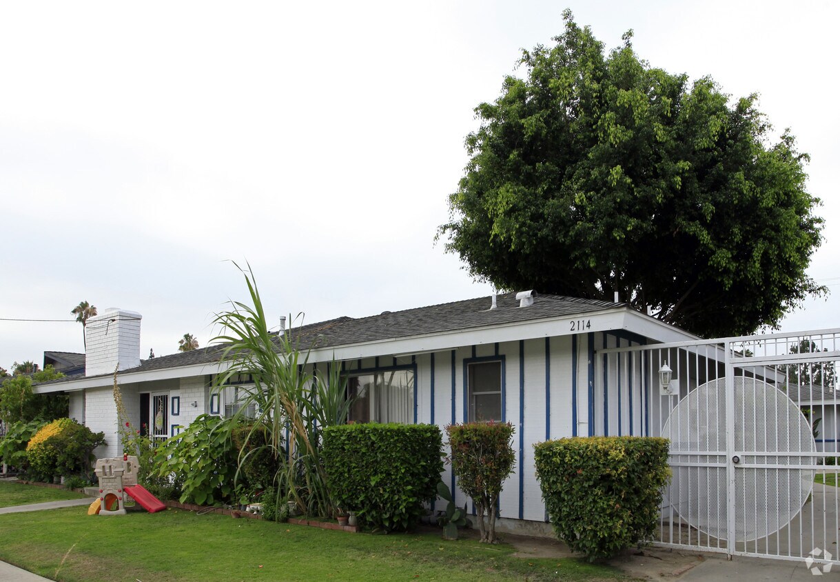 Foto principal - 2114 E Almont Ave
