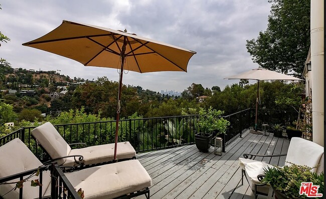 Building Photo - 2472 Hollyridge Dr