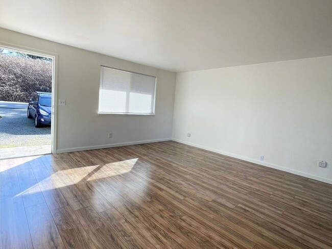 Building Photo - 2 Bedroom 1 bath Duplex in Tacoma with fen...