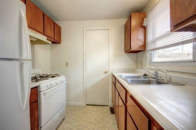 Building Photo - 1010 Crescent Dr