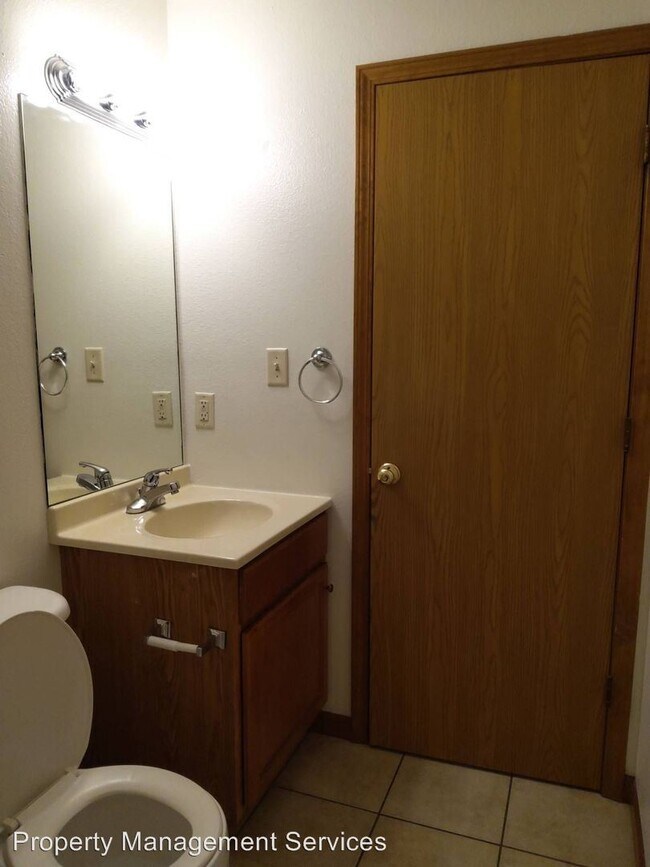 Building Photo - 3 br, 1 bath Apartment - 261 Woodridge Court