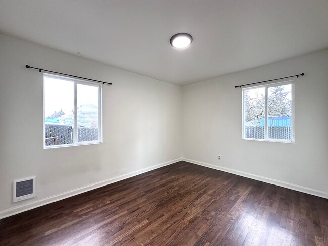 Building Photo - LENTS CHARMER! CUTE, CLEAN AND COZY!! DON'...