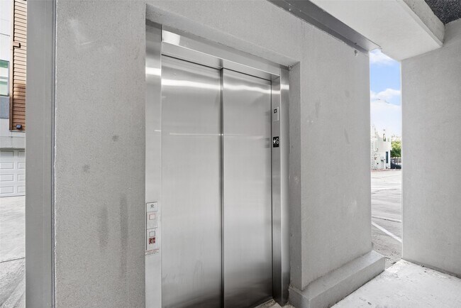 Foto del edificio - 2401 Crawford St