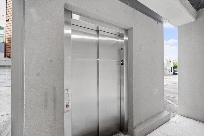 Building Photo - 2401 Crawford St