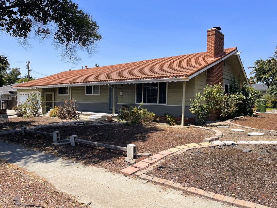 Primary Photo - Single family rancher with 3 beds and 2 baths
