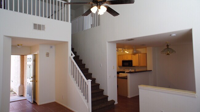 Foto del edificio - THIS IS A CHARMING TWO-STORY NORTH LAS VEG...