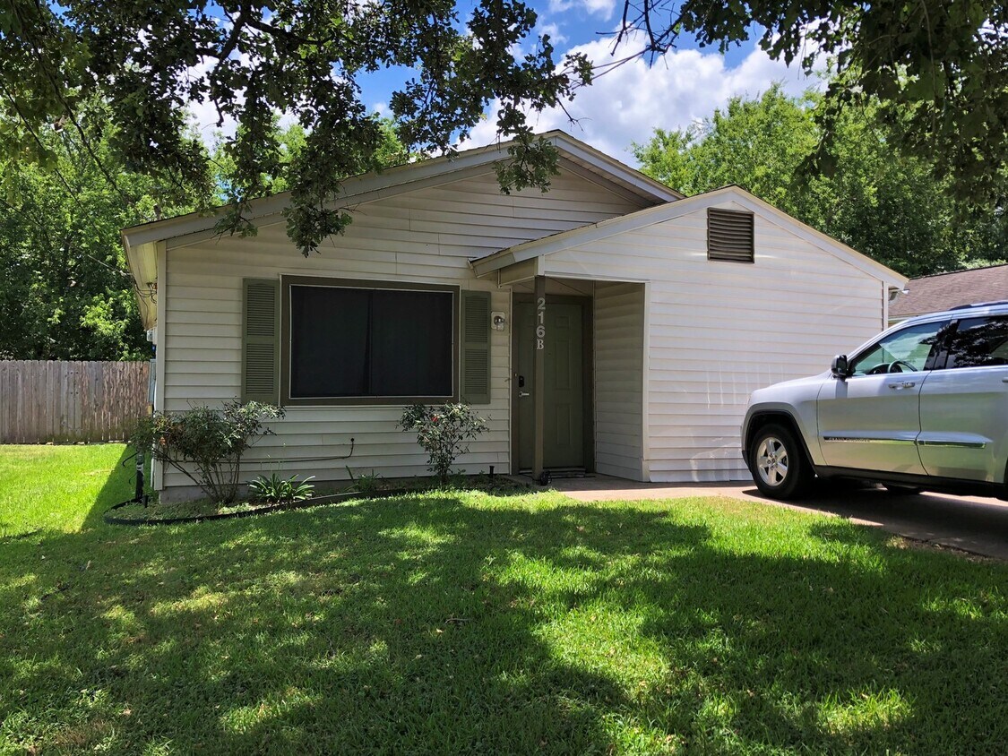 Foto principal - 4 Bed House with Fenced Backyard - Lawn Ca...