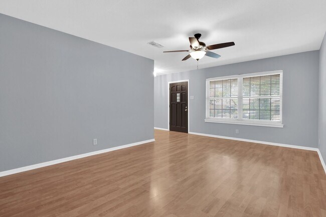Building Photo - 3/2/2 in Quiet Sherman Neighborhood Near F...