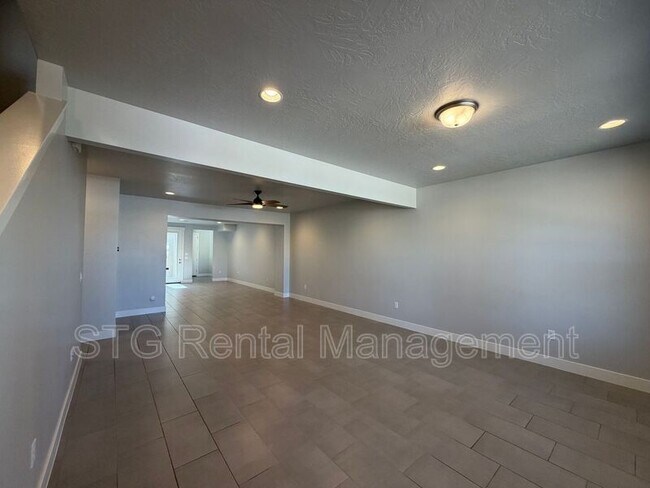 Foto del edificio - 644 Rosa Ln