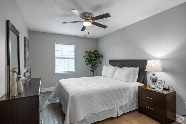 2BR, 1BA principal - 860SF - Dormitorio principal - Residences at Overlook