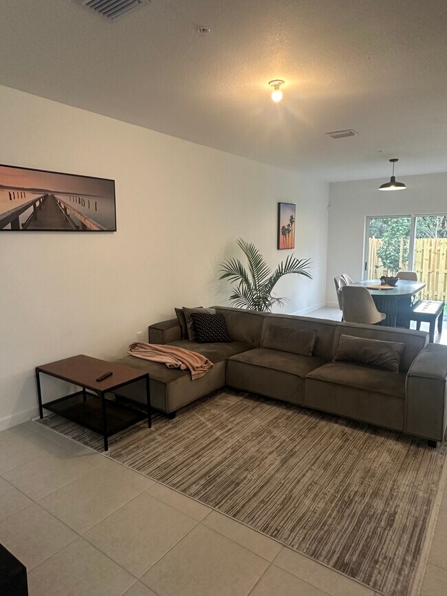 Sala y comedor - 2761 NW 55th Way