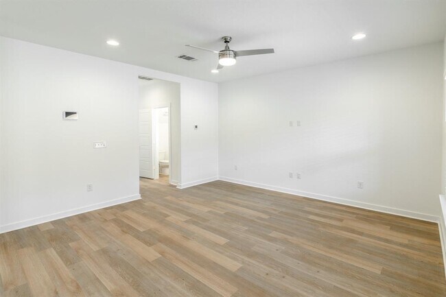 Foto del edificio - 1856 Bonham Ln