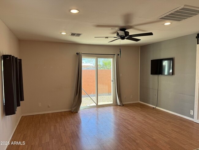 Building Photo - 513 W Melrose Dr