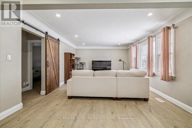 Building Photo - 177 Allenby Ave