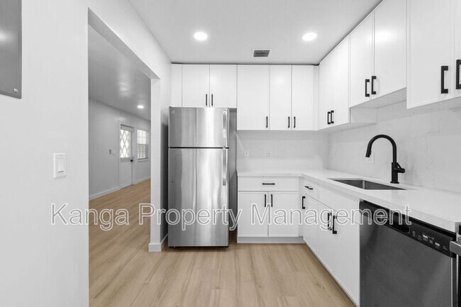 Foto del edificio - 800 Tropic Blvd