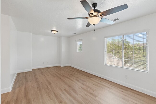 Building Photo - 3 bedroom, 2.5 bathroom St. George Home