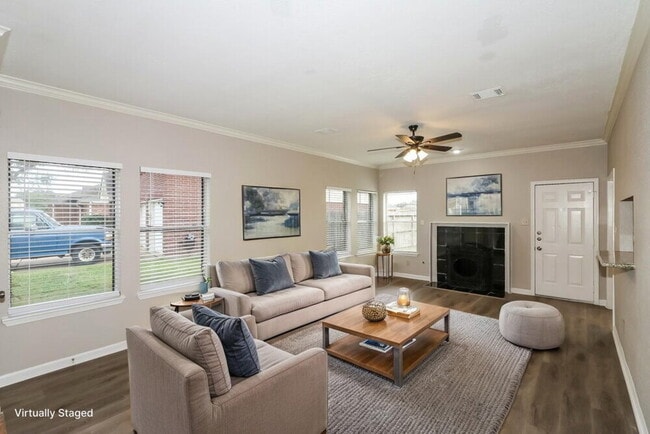 Foto del edificio - 15815 Spruce River Ct
