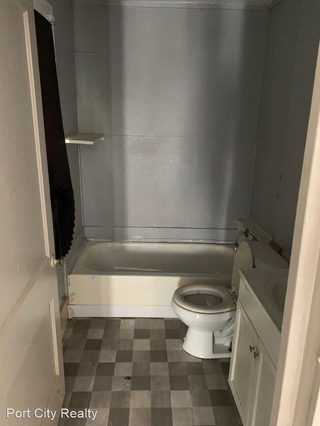 Building Photo - 2 br, 2 bath House - 437 E 73rd Street