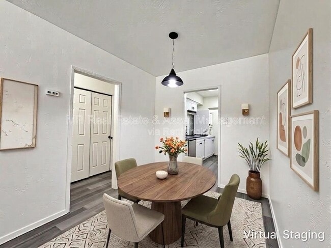 Photo - 1505 E Oak St Apartment