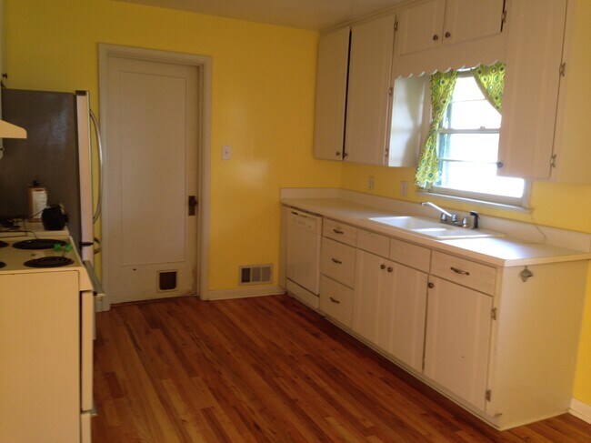 Building Photo - 1008 Woodford Ave