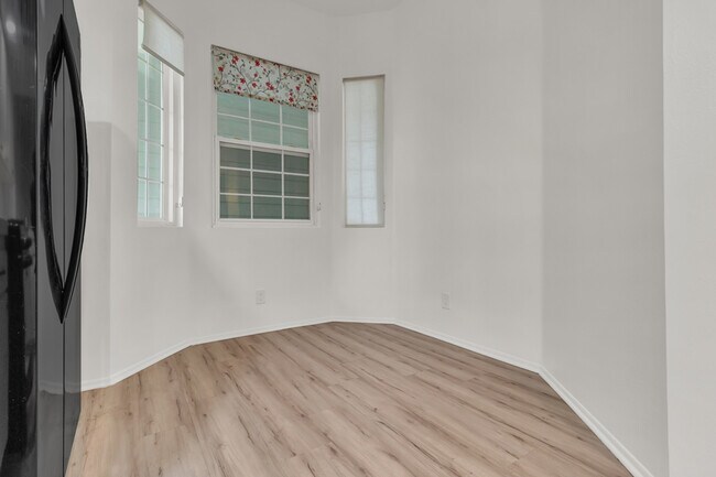 Foto del edificio - 180 W Lemon Ave
