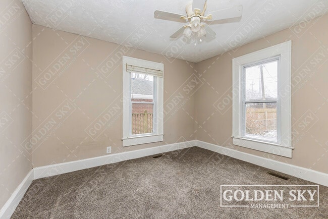 Building Photo - 409 S Celia Ave