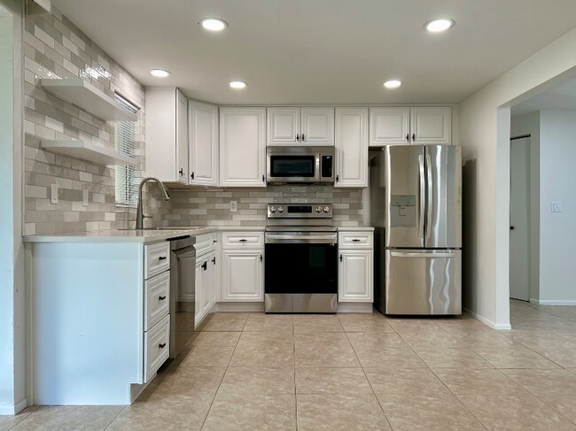 Foto del edificio - 8820 Pohoy Ave