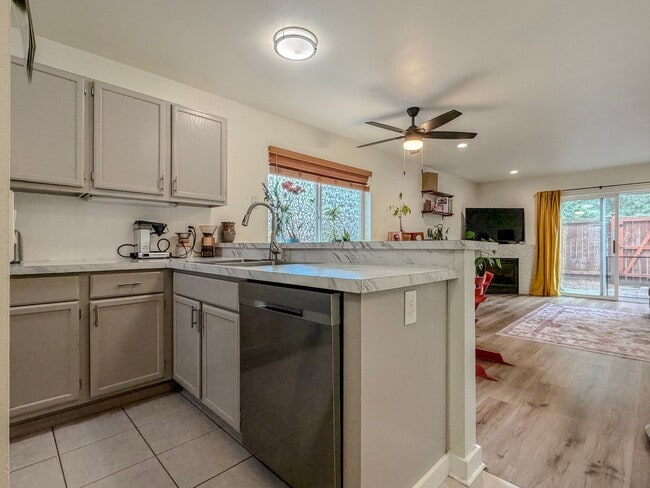 Building Photo - 2 bed/2.5 bath Townhome with Bonus Loft Space in North Seattle, $2,800/mo.