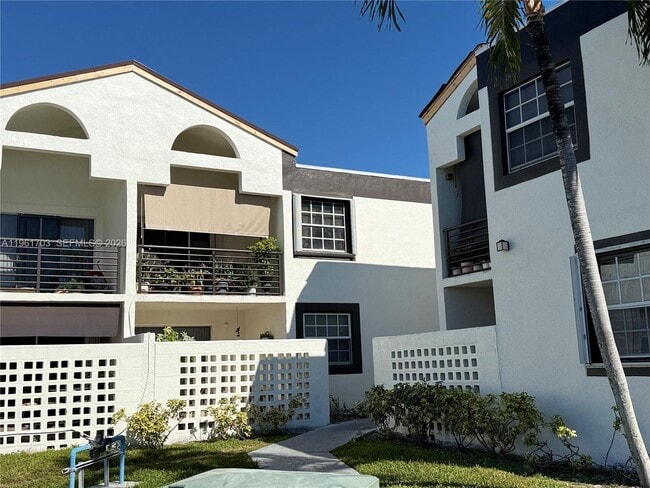 Building Photo - 9725 Fontainebleau Blvd