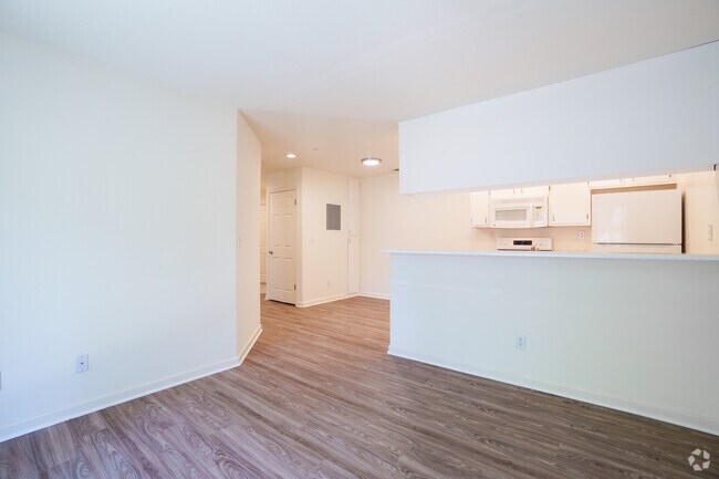 2 habitaciones, 1 baño - 724 pies cuadrados - Modelo C - Sala de estar - Sequoia Grove