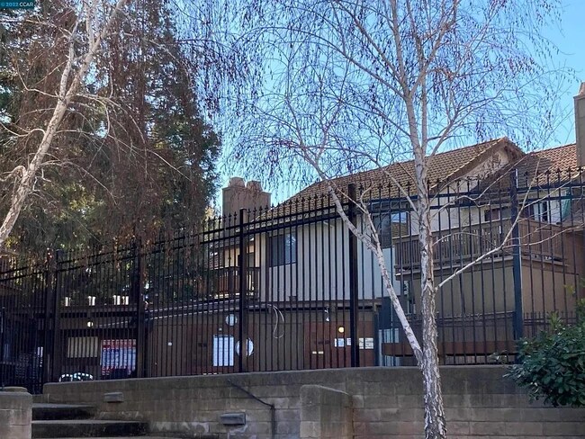 Foto del edificio - 2055 Sierra Rd