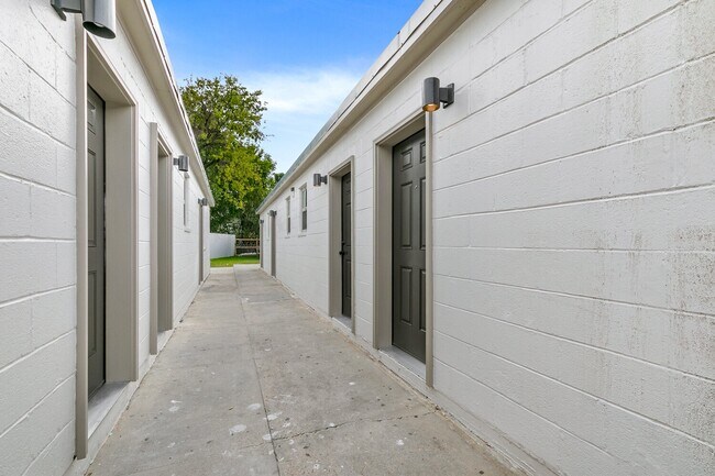 Foto del edificio - Charming Studio in Mid-City New Orleans – Utilities Included, Modern Kitchen, Shared Laundry