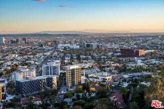 Building Photo - 8666 Hollywood Blvd