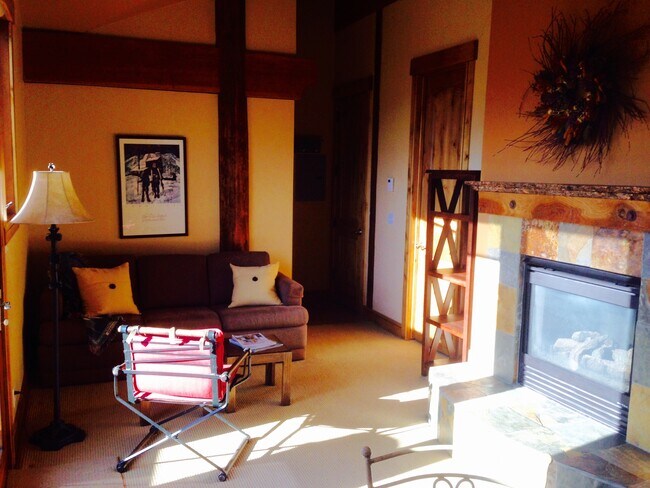 Fold out couch, Double sided gas fireplace - 19 Eagle Landing Ct